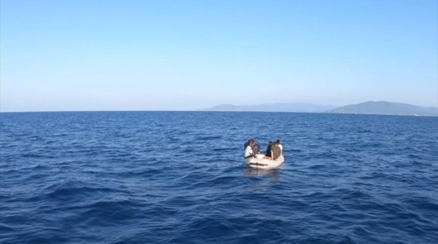 İzmir açıklarında Türk kara sularına itilen 15 sığınmacı kurtarıldı