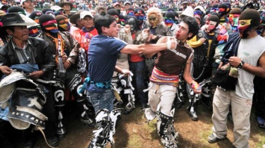 Böyle festival görülmedi! Katılımcıların birbirini dövdüğü en ilginç seremoni: Takanakuy Dövüş Festivali