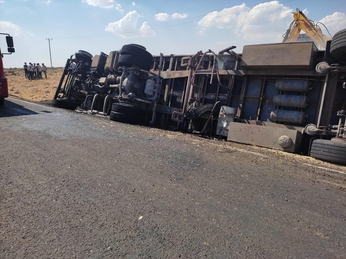 Şanlıurfa'da devrilen saman y&uuml;kl&uuml; tır, alev aldı