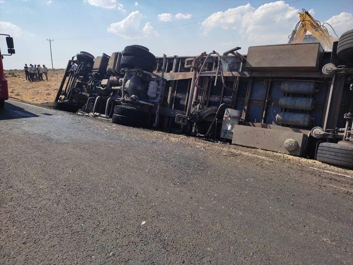 Şanlıurfa'da devrilen saman yüklü tır, alev aldı G1