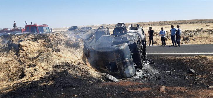 Şanlıurfa'da devrilen saman yüklü tır, alev aldı G2
