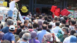 Markette indirim izdihamı! 1 kilometre kuyruk oluştu