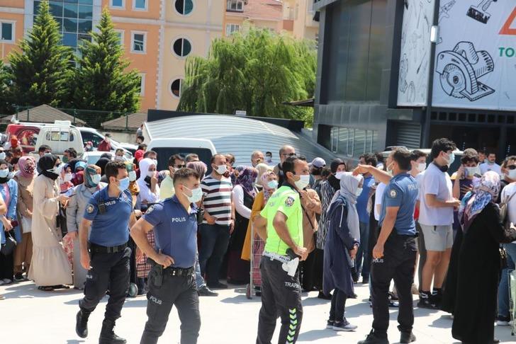 Markette indirim izdihamı! 1 kilometre kuyruk oluştu G1