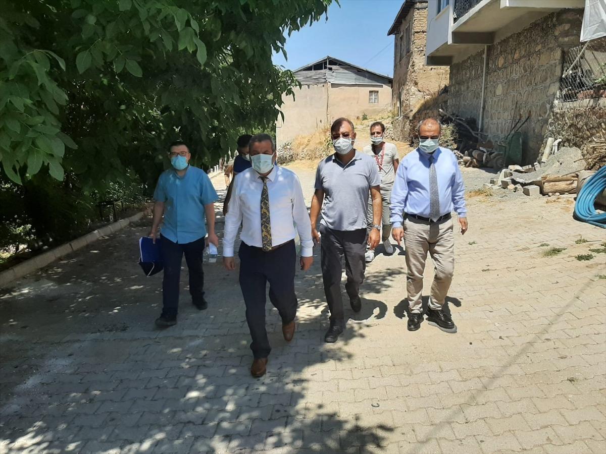 Elazığ'da 101 yaşındaki Nezaket nineye talebi &uuml;zerine ikinci doz Kovid-19 aşısı yapıldı