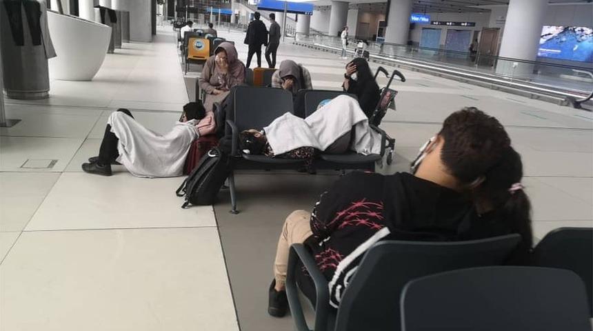 Taliban'dan ka&ccedil;an Afgan aile İstanbul Havalimanı'nda mahsur: 'T&uuml;rkiye g&ouml;nderirse hepimizi &ouml;ld&uuml;recekler'