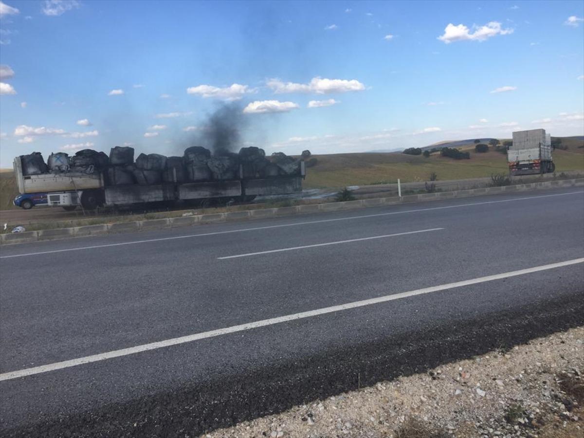 Kırıkkale'de seyir halindeki tırın dorsesi yandı