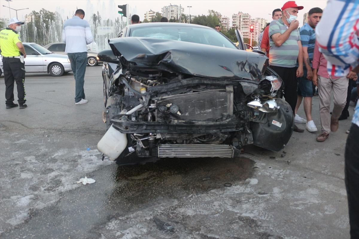 Adana'da otomobil ile hafif ticari ara&ccedil; &ccedil;arpıştı: 3 yaralı