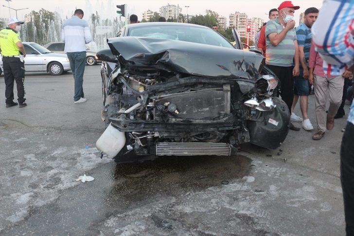 Adana'da otomobil ile hafif ticari araç çarpıştı: 3 yaralı G1