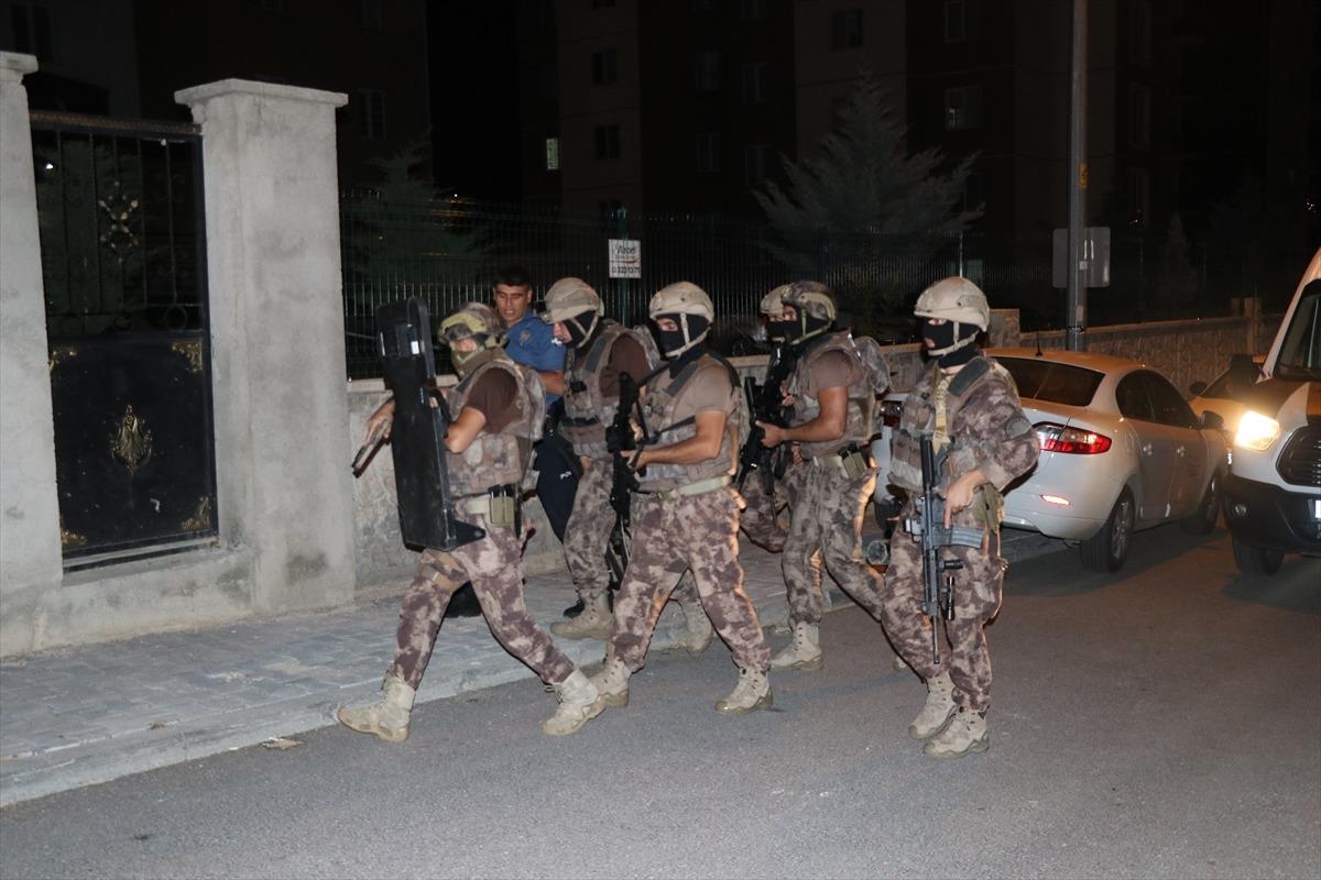 Kayseri'de kız arkadaşı ile kendisini eve kilitleyen kişi &ouml;zel harekat polislerince g&ouml;zaltına alındı