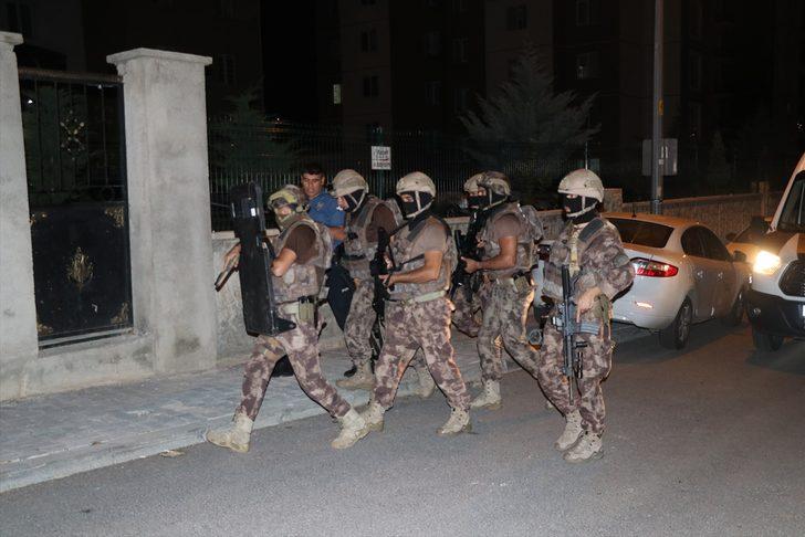 Kayseri'de kız arkadaşı ile kendisini eve kilitleyen kişi özel harekat polislerince gözaltına alındı G1
