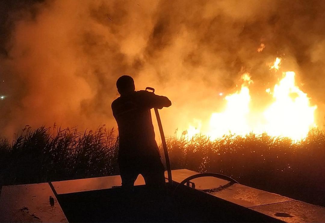 Y&uuml;rekler ağza geldi! D&uuml;ğ&uuml;nde atılan havai fişek sazlık alanı yaktı