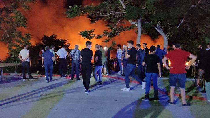 Yürekler ağza geldi! Düğünde atılan havai fişek sazlık alanı yaktı G1