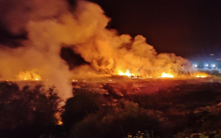 Yürekler ağza geldi! Düğünde atılan havai fişek sazlık alanı yaktı G5