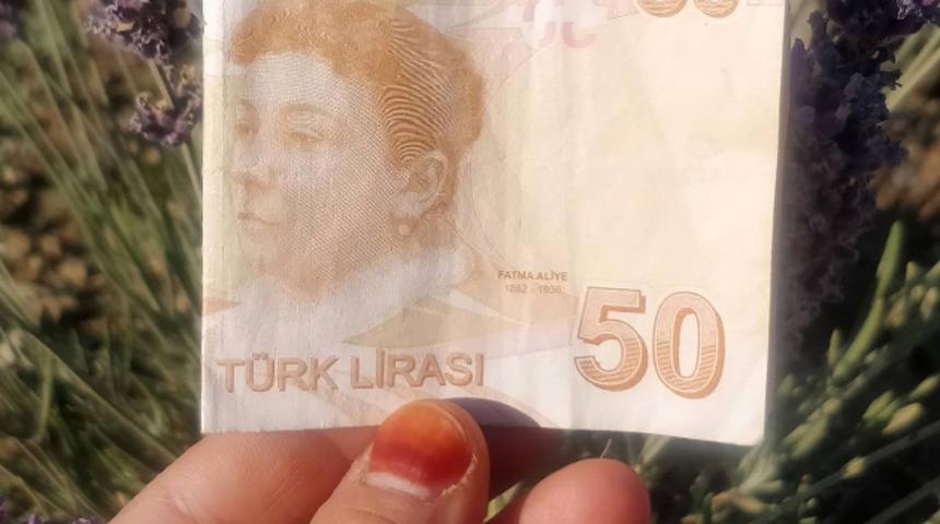 Burdur'da lavanta tarlasına 50 TL bırakıp gitti! Bıraktığı mesajla dikkat çekti