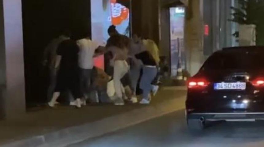 İstanbul’un göbeğinde kadına şiddet! Bir yumrukla yere serdi