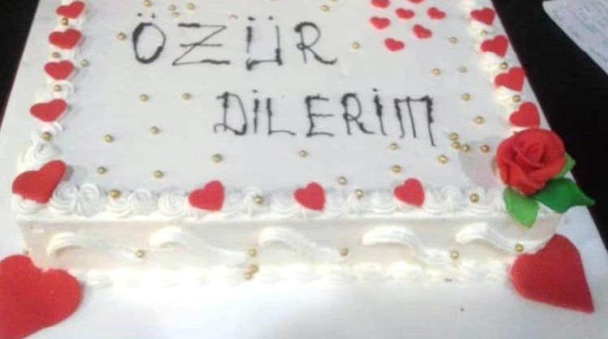 'Özür dilerim' yazılı pastayla yargılanmaktan kurtuldu