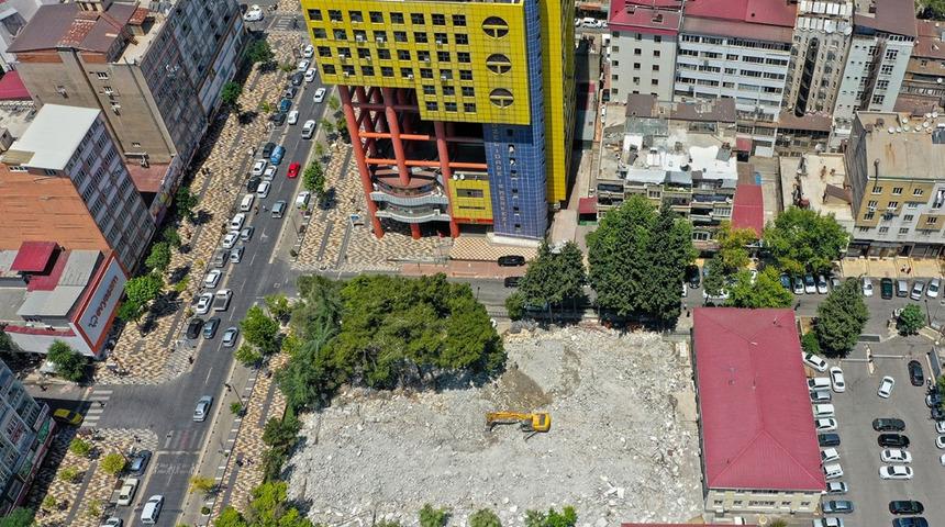 Çalışmalar sürüyor! Eski adliye binası yıkıldı, sırada 'Dünyanın en saçma binası' var