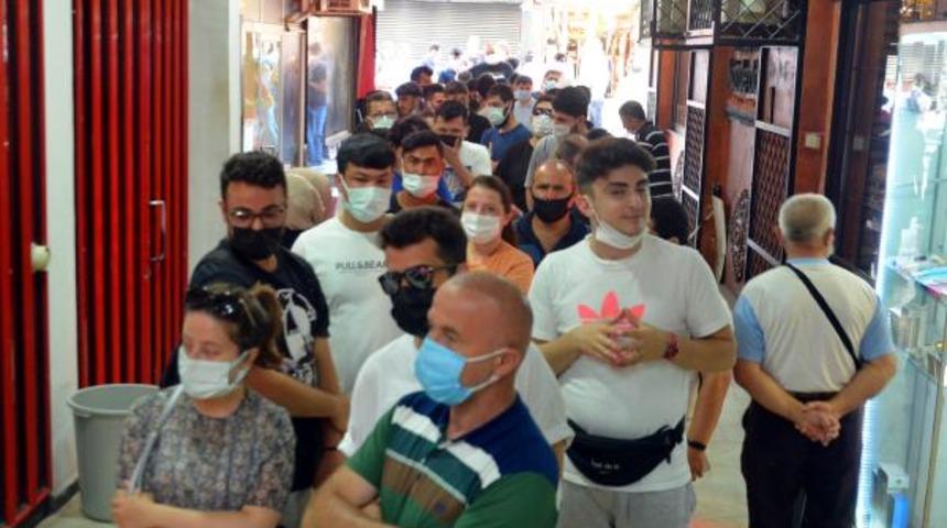 Havalimanında unutulan eşyaları almak için akın ettiler