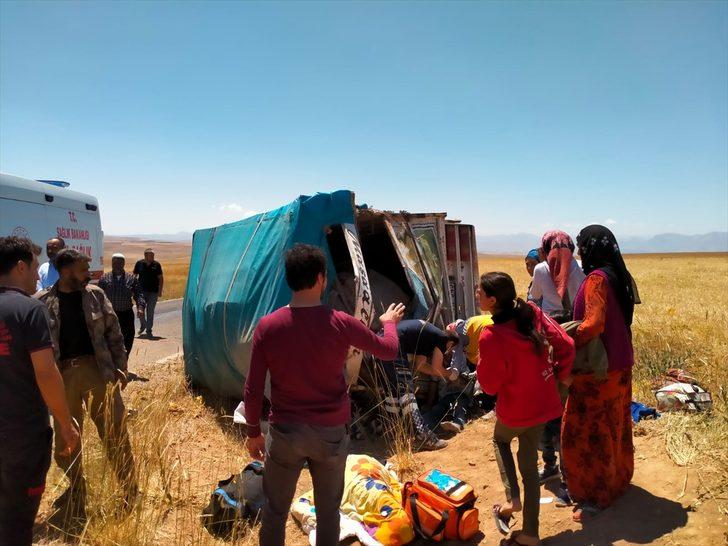 Malatya'da mevsimlik işçileri taşıyan kamyonet devrildi: 7 yaralı G2