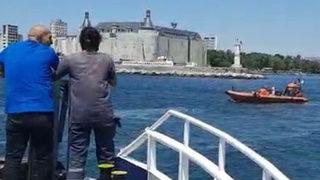 Kadıköy açıklarında vapurdan denize düşen yolcu kurtarıldı