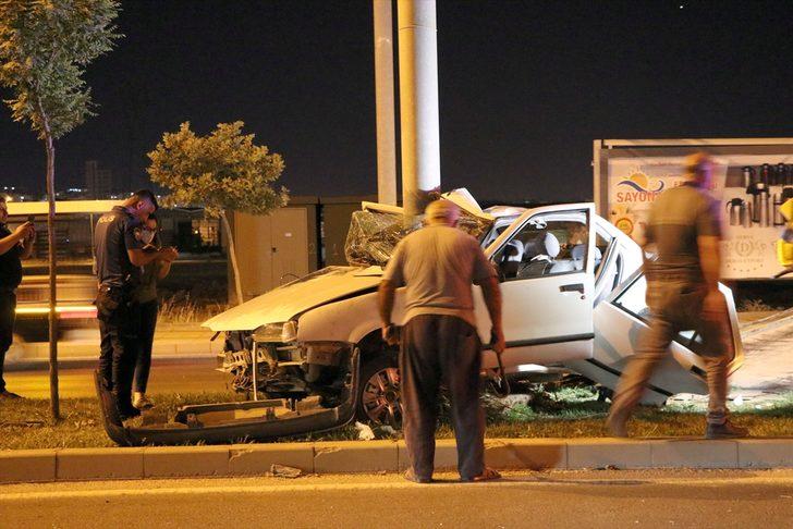 Gaziantep'te direğe çarpan otomobil sürücüsü hayatını kaybetti G3