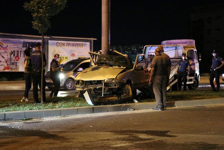 Gaziantep'te direğe çarpan otomobil sürücüsü hayatını kaybetti G4