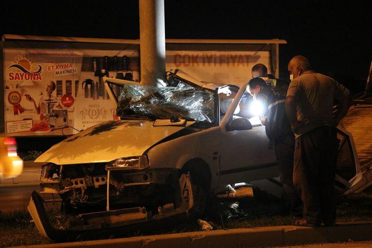 Gaziantep'te direğe çarpan otomobil sürücüsü hayatını kaybetti G5