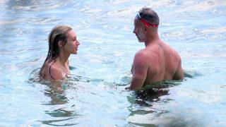 Ünlü teknik direktörün zor anları! Sevgilisi denize üstsüz girince...