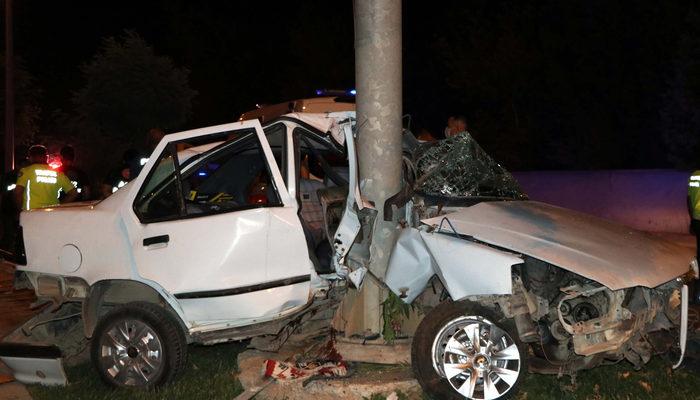 Korkunç kaza! Mobese direğine çarpan otomobilin sürücüsü öldü