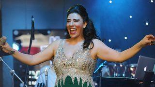 Işın Karaca, kendisine yapılan çirkin yoruma kayıtsız kalamadı!