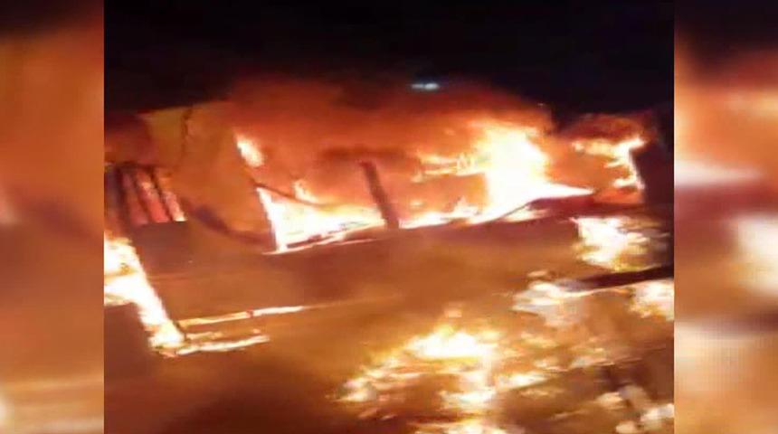 İstanbul'da seyir halindeki kamyonet alev topuna döndü 