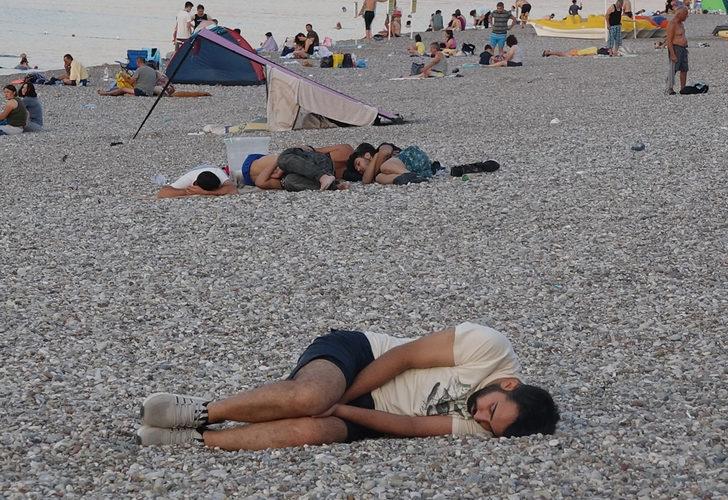 Antalya'da sıcaktan bunalanlar sahilde uyudu G1
