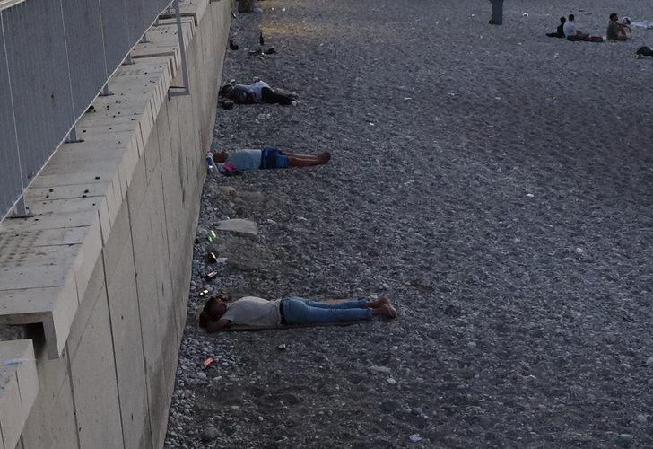 Antalya'da sıcaktan bunalanlar sahilde uyudu G2