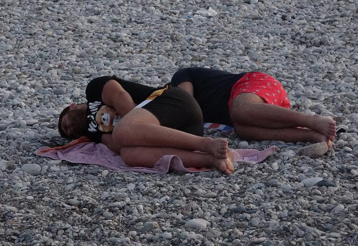 Antalya'da sıcaktan bunalanlar sahilde uyudu G3