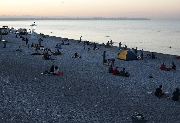 Antalya'da sıcaktan bunalanlar sahilde uyudu G4