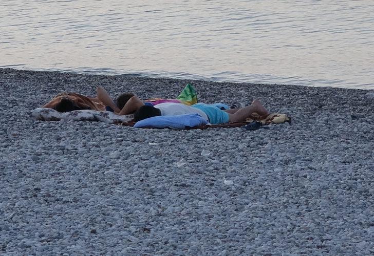 Antalya'da sıcaktan bunalanlar sahilde uyudu G5