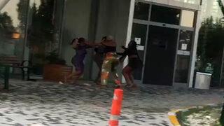 Lüks rezidansın önünde saç saça baş başa kavga!