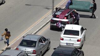 Düğün konvoyunda şaşırtan anlar! Bahşiş almak için çekyatla arabanın önünü kestiler