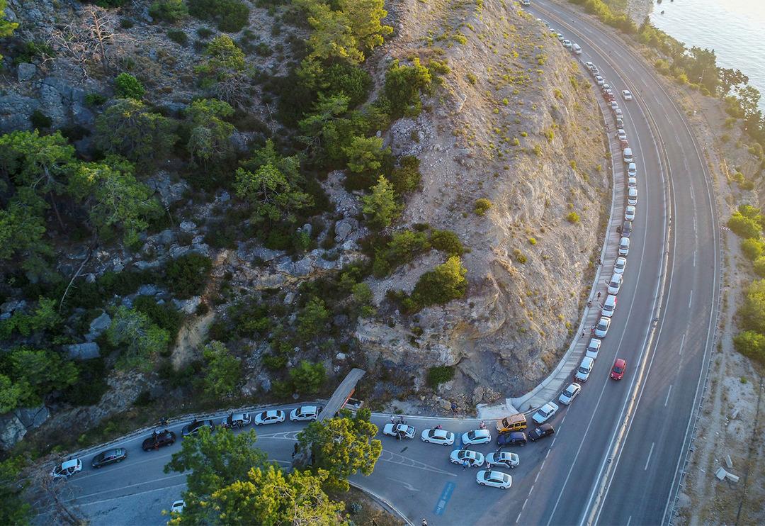 Antalya'da 1 kilometrelik 'piknik' kuyruğu! Saatlerce i&ccedil;eri girmeyi beklediler