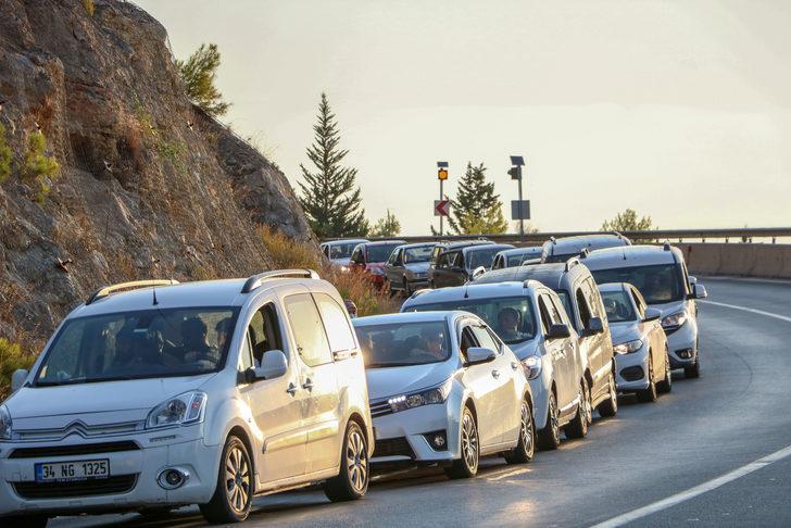 Antalya'da 1 kilometrelik 'piknik' kuyruğu! Saatlerce içeri girmeyi beklediler G4