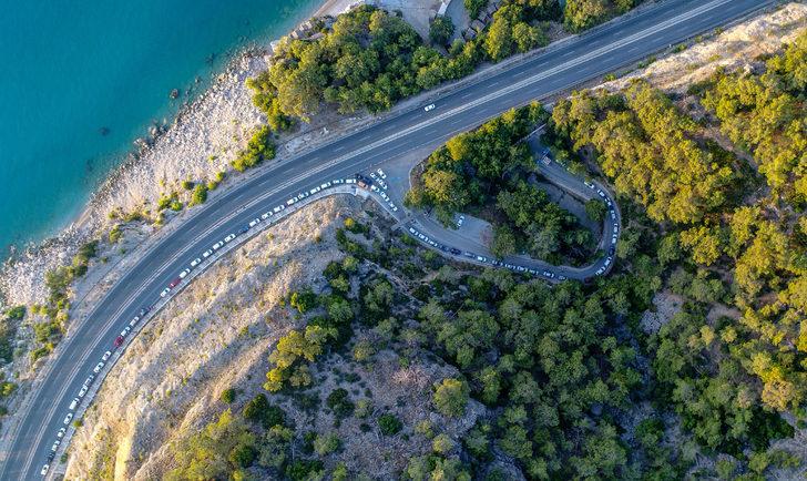 Antalya'da 1 kilometrelik 'piknik' kuyruğu! Saatlerce içeri girmeyi beklediler G1