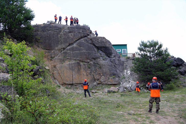 Bolu'da AFAD gönüllüleri dağcılık ile hafif arama ve kurtarma eğitimi aldı G4