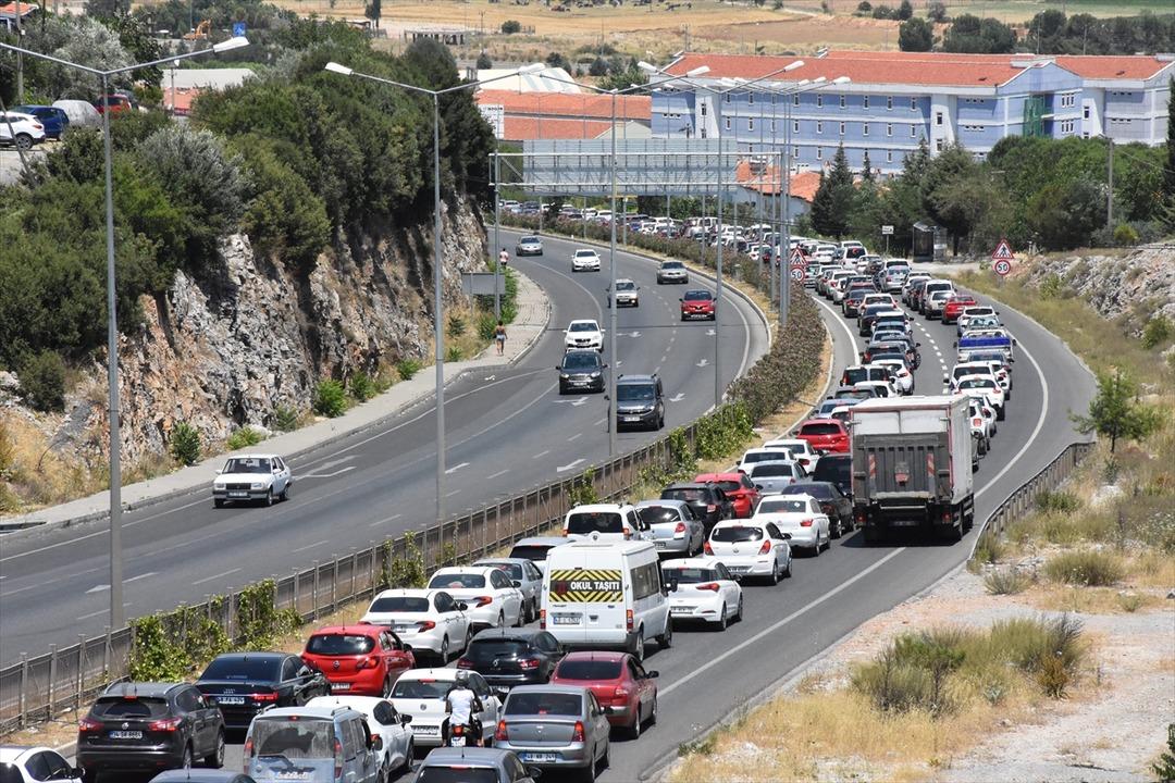 Muğla'ya insan akını! Adım atacak yer kalmadı