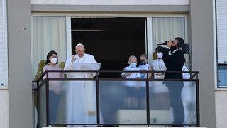 Hastaneye kaldırılan Papa ilk kez kendisini gösterdi