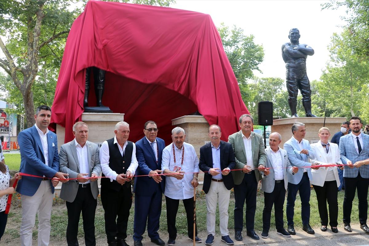 Kırkpınar'ın "Ebedi altın kemer" sahibi pehlivanlarından Aydın Demir ve H&uuml;seyin &Ccedil;okal'ın heykelleri dikildi