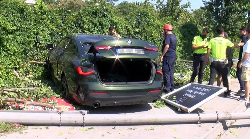 Bakırköy'de faciaya ramak kala! Kaldırıma daldı, ne varsa yıktı geçti
