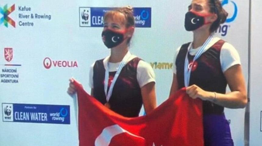G.Saraylı ve F.Bahçeli sporcu, yan yana dünya şampiyonu oldu!