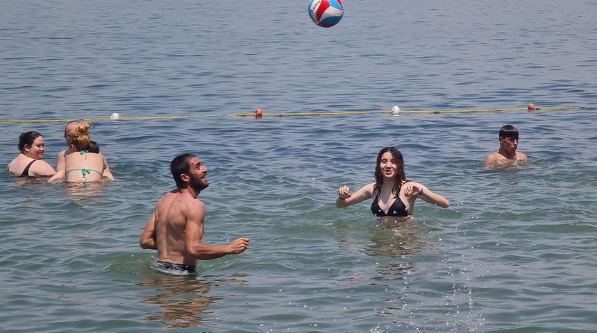 Müsilaj temizlenince mavi bayraklı plajlara akın ettiler!