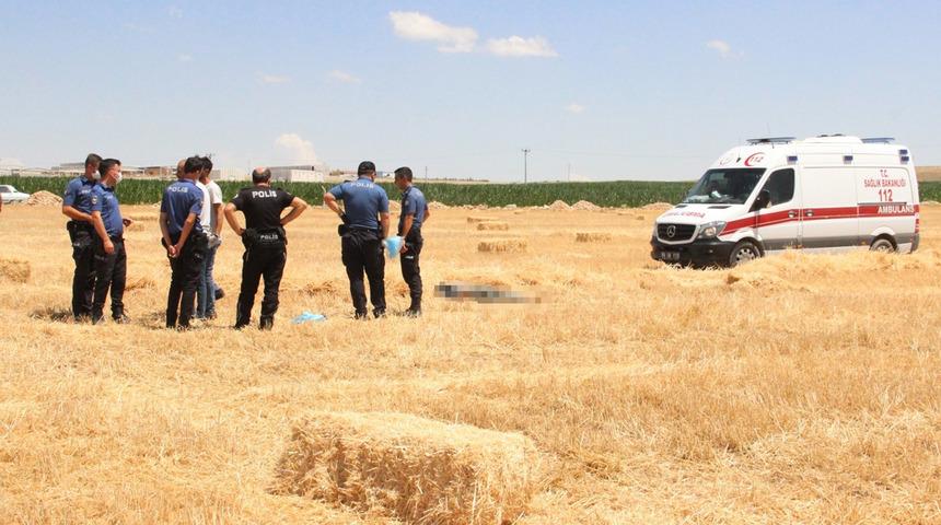 Sürücüsüz hareket eden traktörü görünce tarlaya girdi, dehşetle karşılaştı