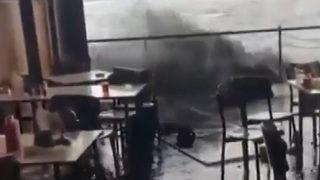 İstanbul Boğazı'nda savaş gemisi paniği! İskele parçalandı, kafeyi su bastı